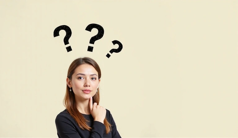 Gondolkodó nő kérdőjelekkel a feje felett, tiszta, minimalista háttérrel